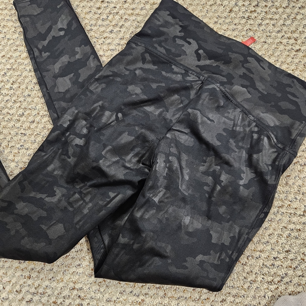 Spanx Faux Leather Matte Black Camo Leggings‎ EUC Shapewear Size Medium - Picture 8 of 8
